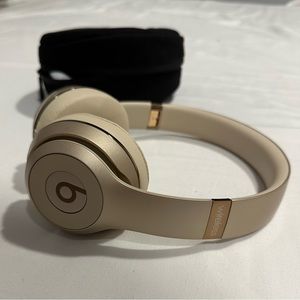 Beats Solo 3 wireless headphones in Gold